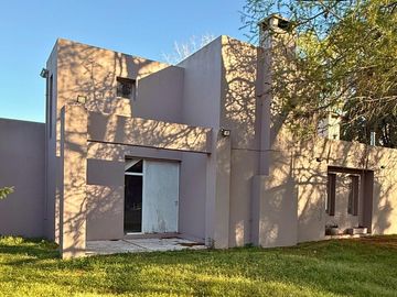 CASA 4 AMBIENTES EN VENTA, BARRIO SANTA BRIGIDA, LOS CARDALES