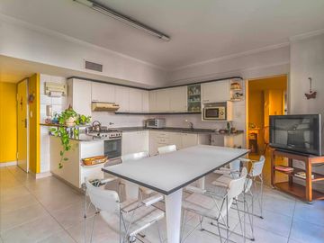 Departamento a la venta de 7 ambientes en Flores Piso entero