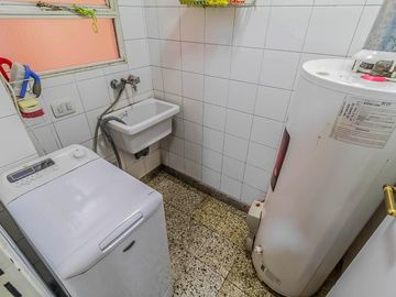 Departamento a la venta de 7 ambientes en Flores Piso entero