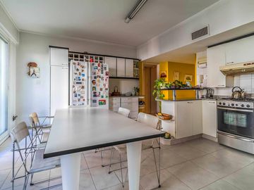 Departamento a la venta de 7 ambientes en Flores Piso entero