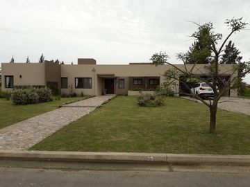 AREA 60-LA VICTORIA POLO COUNTRY CLUB-EXCELENTE CASA ESTRENAR