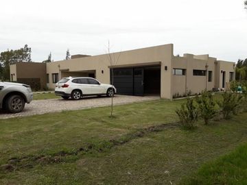 AREA 60-LA VICTORIA POLO COUNTRY CLUB-EXCELENTE CASA ESTRENAR