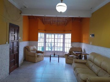 Casa en venta - 4 Dormitorios 4 Baños - Cochera - 320Mts2 - Lomas de Zamora