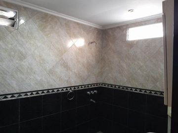 Casa en venta - 4 Dormitorios 4 Baños - Cochera - 320Mts2 - Lomas de Zamora