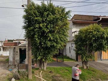 Casa en venta - 4 Dormitorios 4 Baños - Cochera - 320Mts2 - Lomas de Zamora