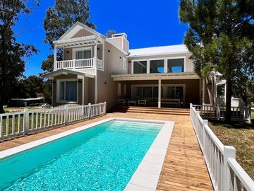 Casa en venta  y Alquiler Temporada  Enero/ Febrero 2026  4 dormitorios Pileta  Costa Esmeralda Senderos 3 con pileta