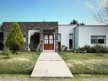 CASA 5 AMBIENTES EN VENTA, BARRIO EL CARDAL I, LOS CARDALES