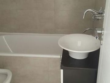 DEPTO DOS AMBIENTES CON COCHERA - FRENTE A LA ESTACION DE BANFIELD