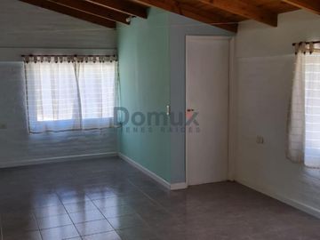 Venta de amplia casa en El Hoyo