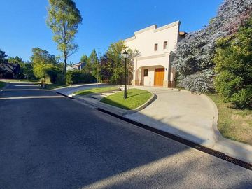 Venta Casa 5 amb permuta/financiación barrio Fincas del Lago Escobar