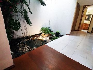 Casa en venta en Fracc. Santa Cruz Gudalupe, Zavaleta con 500m2 de jardín