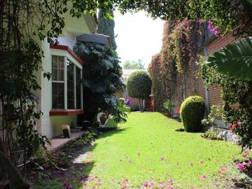 Casa en venta en Fracc. Santa Cruz Gudalupe, Zavaleta con 500m2 de jardín