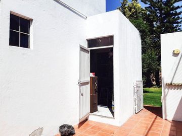 Casa en venta en Fracc. Santa Cruz Gudalupe, Zavaleta con 500m2 de jardín