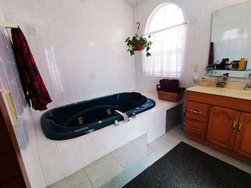 Casa en venta en Fracc. Santa Cruz Gudalupe, Zavaleta con 500m2 de jardín