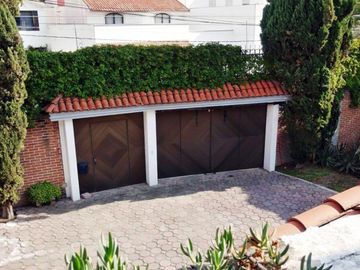 Casa en venta en Fracc. Santa Cruz Gudalupe, Zavaleta con 500m2 de jardín