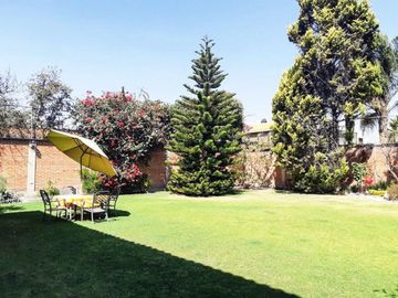 Casa en venta en Fracc. Santa Cruz Gudalupe, Zavaleta con 500m2 de jardín