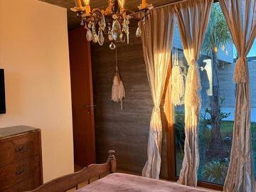 VENTA CASA 7 AMBIENTES, AREA 60. A LA LAGUNA.