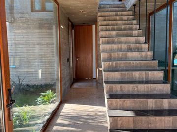 VENTA CASA 7 AMBIENTES, AREA 60. A LA LAGUNA.