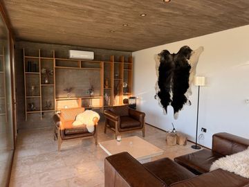 VENTA CASA 7 AMBIENTES, AREA 60. A LA LAGUNA.