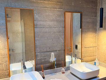 VENTA CASA 7 AMBIENTES, AREA 60. A LA LAGUNA.