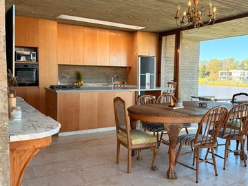 VENTA CASA 7 AMBIENTES, AREA 60. A LA LAGUNA.