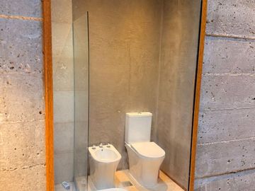 VENTA CASA 7 AMBIENTES, AREA 60. A LA LAGUNA.