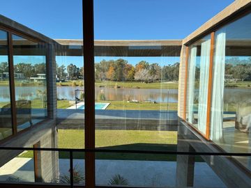 VENTA CASA 7 AMBIENTES, AREA 60. A LA LAGUNA.