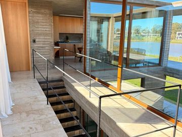 VENTA CASA 7 AMBIENTES, AREA 60. A LA LAGUNA.