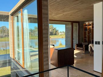 VENTA CASA 7 AMBIENTES, AREA 60. A LA LAGUNA.