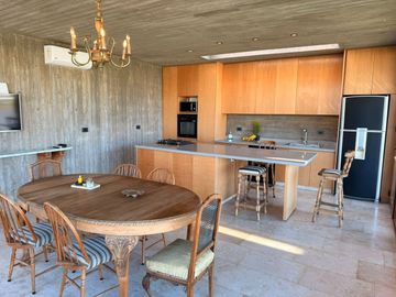 VENTA CASA 7 AMBIENTES, AREA 60. A LA LAGUNA.