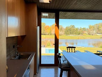 VENTA CASA 7 AMBIENTES, AREA 60. A LA LAGUNA.