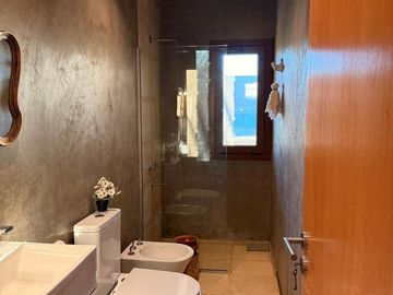 VENTA CASA 7 AMBIENTES, AREA 60. A LA LAGUNA.