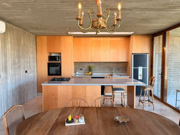 VENTA CASA 7 AMBIENTES, AREA 60. A LA LAGUNA.