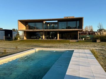 VENTA CASA 7 AMBIENTES, AREA 60. A LA LAGUNA.