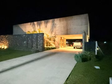 VENTA CASA 7 AMBIENTES, AREA 60. A LA LAGUNA.