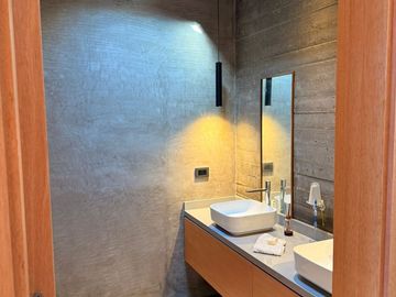 VENTA CASA 7 AMBIENTES, AREA 60. A LA LAGUNA.