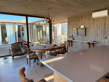 VENTA CASA 7 AMBIENTES, AREA 60. A LA LAGUNA.