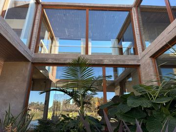 VENTA CASA 7 AMBIENTES, AREA 60. A LA LAGUNA.