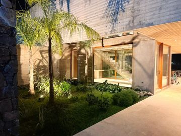 VENTA CASA 7 AMBIENTES, AREA 60. A LA LAGUNA.