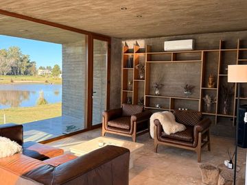 VENTA CASA 7 AMBIENTES, AREA 60. A LA LAGUNA.