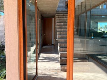 VENTA CASA 7 AMBIENTES, AREA 60. A LA LAGUNA.