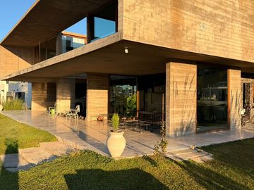 VENTA CASA 7 AMBIENTES, AREA 60. A LA LAGUNA.