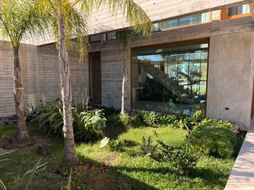 VENTA CASA 7 AMBIENTES, AREA 60. A LA LAGUNA.