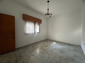 Venta Casa 3 amb. Patio y Cochera! Castelar Norte