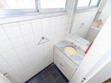 CASA EN VENTA 6 AMB PARQUE AVELLANEDA