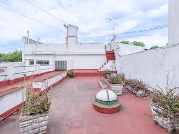 CASA EN VENTA 6 AMB PARQUE AVELLANEDA
