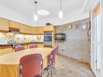 CASA EN VENTA 6 AMB PARQUE AVELLANEDA