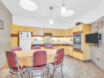 CASA EN VENTA 6 AMB PARQUE AVELLANEDA