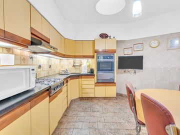 CASA EN VENTA 6 AMB PARQUE AVELLANEDA