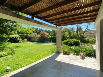 Casa en VENTA-El Lucero-3 dorm Jardin Pileta Parr